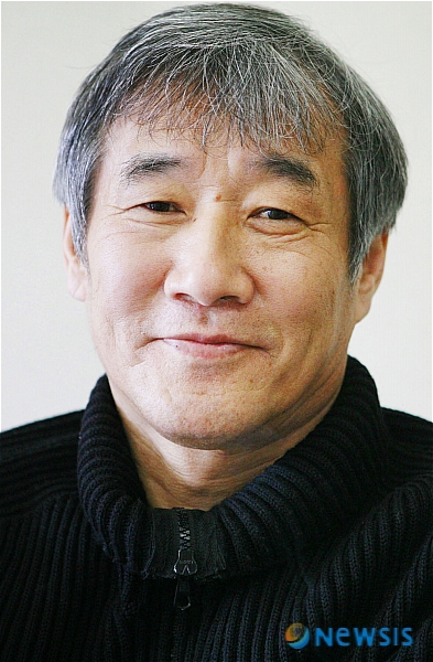 【서울=뉴시스】&nbsp; 암 투병으로 펜을 놓았던 소설가 최인호(64)씨가 7개월 만에 연재를 재개했다.&nbsp; 최씨는 9일 출간되는 월간 ‘샘터’ 3월호에 연작소설 ‘가족’과 에세이 ‘새봄의 휘파람’을 발표했다. ‘가족’은 최씨가 1975년부터 연재해 온 장수 소설이다.&nbsp; 최씨는 ‘새봄의 휘파람’을 통해 그간의 투병 생활을 전했다. “요즘에 가장 많이 듣는 말은 건강에 관한 문안인사이다. 간단하게 ‘몸이 어떠세요’부터 시작해서 ‘많이 회복되셨나요’ ‘기도하고 있습니다’ 등등 나를 환자 취급하는 내용이 대부분”이라면서 글을 시작했다.&nbsp; “지난해 6월13일 태어나서 처음으로 큰 수술을 받았다. 아침 8시에 수술실에 들어가서 오후 7시에 나오는 열 시간이 넘는 대수술이었다. 수술 후 약물과 방사선으로 그 무더운 더위를 어떻게 견뎌내었을까 했을 정도로 병치레를 하였고 아직까지도 완전하지 못해 하루하루 환자 노릇을 톡톡히 치르고 있다.”&nbsp; 최씨는 선가의 말 중 ‘살아도 온몸으로 살고 죽어도 온몸으로 죽어라’는 말을 온 몸으로 깨달았다고 한다. “병이 사람을 죽이지는 않는다고 생각한다”는 진리도 되새김 했다. “사람을 죽이는 것은 오직 죽음일 뿐. 병은 죽음으로 가는 과정에 지나지 않는다”는 것이다.&nbsp; 병원에서 생활하며 아픈 사람이 많다는 사실을 새삼 느꼈다고도 했다. “세상에는 참 병으로 고통받는 사람들이 많구나 느끼며 병실에서, 복도에서 환자들을 만나면 가슴속 깊이 칼로 찌르는 것과 같은 고통을 느끼며 절로 울면서 고개를 숙이고 다니곤 했다”는 고백이다.&nbsp; 최씨는 “내 몸은 조금씩 회복되고 있다. 내 다정한 아픈 사람들아, 그대의 병을 대신 앓고 싶구나. 이 땅의 아이들아, 내 누이들, 내 어머니. 그리고 이해인, 김점선아 이제 그만 일어나 나오거라”고 외쳤다. 이해인(64) 수녀와 화가 김점선(63)씨는 암으로 병상에 있다.&nbsp; “창밖을 보아라. 새봄이 일어서고 있다.”/윤근영기자 iamygy@newsis.com