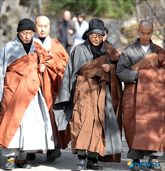 【서울=뉴시스】&nbsp; 9일 오전 서울 성북동 길상사에서 겨울 한철 참선수행기간인 동안거가 해제된 법정스님 등이 거처를 나서 법당으로 향하고 있다. /노용헌기자 yhro95@newsis.com
