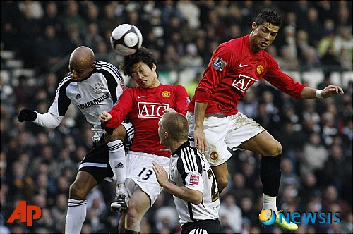 [더비=AP/뉴시스] 맨유 시절 박지성과 호날두. 2009.02.15.