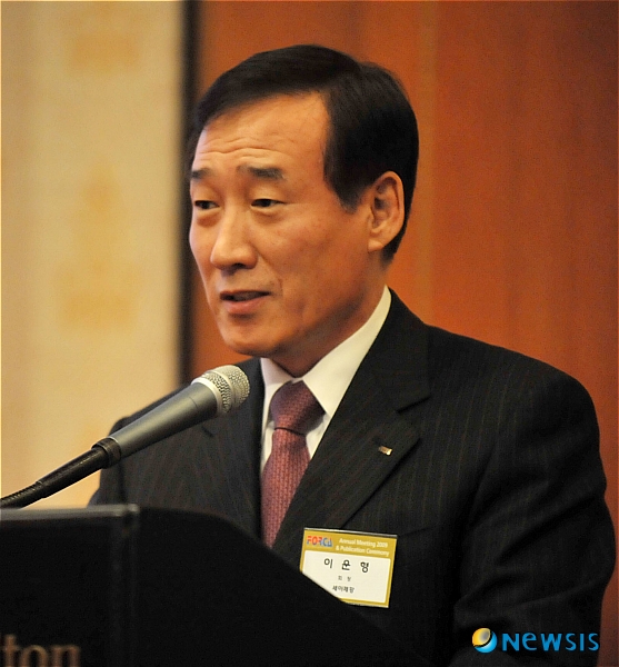 【서울=뉴시스】&nbsp; 19일 오전 서울 밀레니엄 힐튼호텔에서 열린 '세계를 감동시킨 CEO리더십' 출간기념회에 세아그룹 이운형 회장이 축사를 하고 있다.&nbsp; '세계를 감동시킨 CEO리더십'은 외국계기업의 한국법인 대표 15명이 지난 20~30년간 현장을 지휘하며 만들어간 리더십 스토리를 소개하고 있다. /노용헌기자 yhro95@newsis.com