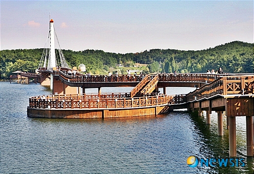 【군산=뉴시스】&nbsp;&nbsp; 7일 오후 포근한 날씨속에 전북 군산시 은파관광지의 '물빛다리'를 찾는 시민들의 발길이 이어지고 있다.&nbsp;&nbsp; 지난 2006년 개통된 보행전용교량인 '물빛다리'는 전체길이 370m, 폭 3~9.7m 규모로 총 사업비 62억원이 투자됐으며 설화인 애기바우와 중바우 등을 형상화해 디자인됐다. (사진=군산시 제공)/고석중기자 k9900@newsis.com