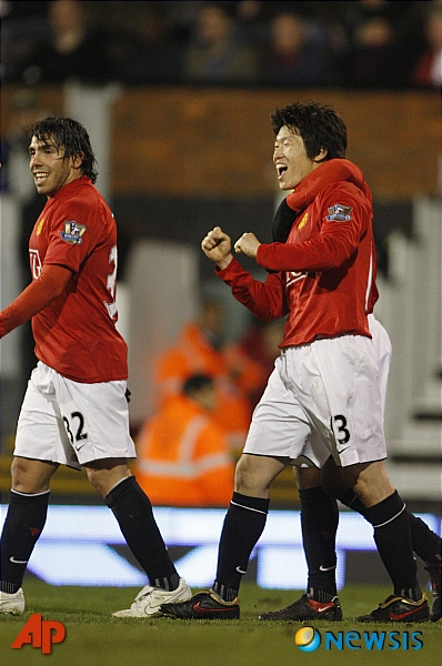 Manchester United's Park Ji-Sung, right, celebrates his goal against Fulham with teammates during their English FA Cup sixth round soccer match at Craven Cottage, London, Saturday, March 7, 2009. (AP Photo/Sang Tan) ** NO INTERNET/MOBILE USAGE WITHOUT FOOTBALL ASSOCIATION PREMIER LEAGUE (FAPL) LICENCE - CALL +44 (0)20 7864 9121 or EMAIL info@football-dataco.com FOR DETAILS **