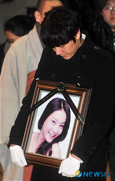 【성남=뉴시스】 배우 故 장자연씨의 영결식 모습. 청와대 국민청원 게시판에 장씨 사건의 진실을 밝혀달라는 청원이 23일 20만 명 이상이 참여했다. (사진=뉴시스DB). 2009.03.09