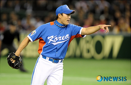 【도쿄(일본)=뉴시스】 9일 오후 일본 도쿄돔에서 열린 월드베이스볼클래식(WBC) 아시아라운드 1-2위 결정전 대한민국과 일본의 경기에서 2회말 무사 무라타의 스트라이크 아웃 낫아웃때 봉중근이 박경완을 향해 손짓하고 있다.