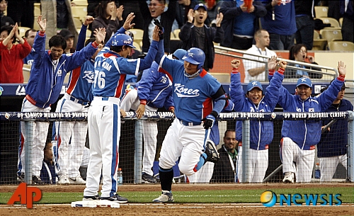 【캘리포니아주=AP/뉴시스】&nbsp; 21일(현지시간) 월드베이스볼클래식(WBC) 베네수엘라와의 준결승에서 2회초 2점 홈런을 친 김태균이 1루를 밟으며 김민호 주루코치와 환호하고 있다. 한국이 10-2로 베네수엘라를 대파하고 결승에 진출했다. 