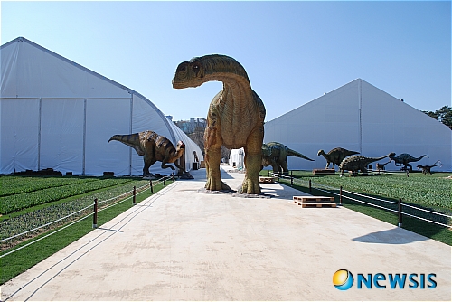 【고성(경남)=뉴시스】  2009 경남고성공룡세계엑스포가 27일 주행사장인 당항포관광지에서 화려한 개막식을 갖고 6월7일까지 73일간의 대장정에 들어간다.  풍성하고 다양한 볼거리를 제공하는 이번 엑스포는 참여와 체험위주로 프로그램이 구성돼 관람객들의 호기심을 자극한다. /최운용기자 yong4758@newsis.com