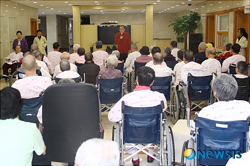 【용인=뉴시스】 27일 오후 경기도 용인시 처인구에 소재한 하나애 요양병원 1층 로비에서 영화배우 김하림이 노인성 질환으로 입원한 어르신 들을 위해 공연을 하고 있다. 이날 성남시 예총 소속 연예인들을 초빙해 공연을 주최한 의료법인 유일재단의 하나애 요양병원(031-339-1000)은 장기요양보험을 적용받는 요양원과 함께 운영되며 쾌적한 250여 병상을 갖추고 있다. /최배진기자 siltare1@newsis.com