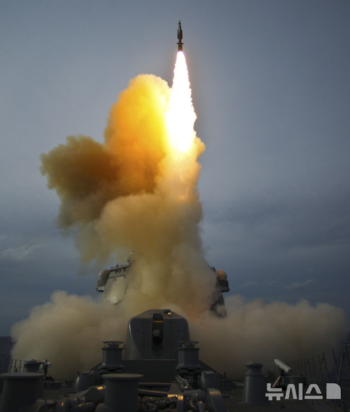 [하와이=AP/뉴시스]사진은 일본의 이지스 구축함 초카이함이 하와이 카우아이섬 해안에서 표적을 격추하기 위해 요격 미사일을 발사하는 모습. 기사 본문과는 관계 없음. 2025.05.11.