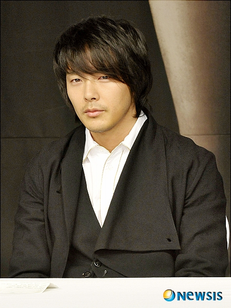 【서울=뉴시스】&nbsp; 31일 오후 광장동 쉐라톤 워커힐 호텔에서 열린 KBS2TV 월화드라마 '남자 이야기' 제작발표회에 참석한 박용하가 진지한 모습으로 이야기를 듣고 있다. /김종현기자 kim-jh@newsis.com