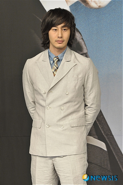 【서울=뉴시스】 31일 오후 광장동 쉐라톤 워커힐 호텔에서 열린 KBS2TV 월화드라마 '남자 이야기' 제작발표회에 참석한 이필립이 밝은 모습으로 포즈를 취하고 있다. /김종현기자 kim-jh@newsis.com