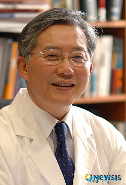 【서울=뉴시스】&nbsp; 우리들병원(www.wooridul.co.kr) 이상호 이사장(사진)은 4일 부터 터키 이스탄불에서 열리는 '제 2회 최소침습 척추수술 및 중재적 치료에 관한 ISMISS 터키 학회(2nd ISMISS Congress in Turkey on Minimal Invasive Spine Surgery and Interventional Treatments)'에 참석해 'X-MR(자기공명영상유도법)을 이용한 최소침습 요추디스크 절제술' 등 총 4편의 주제로 발표한다.&nbsp; 우리들병원이 개발한 X-MR 시스템은 방사선 영상 장비에 MRI(자기공명영상 유도장치)를 결합한 첨단 디지털 장비를 이용하기 때문에 최적의 시술경로를 결정하고 시술결과를 바로 확인할 수 있다. 병변의 잔여 디스크나 혈종 등으로 인한 재수술을 예방하고 신경, 혈관 등의 손상으로 인한 부작용 발생을 최소화해, 최근 시행한 임상연구에 따르면 수술 만족도가 약 94%로 높게 나타났다.&nbsp;&nbsp; 올해 두 번째로 개최되는 ISMISS Turkey에서는 각국 척추전문의 300여명이 모여 5세대 디지털 네비게이션, 로봇 등 최첨단 의료장비를 이용한 수술법이 활발하게 논의될 예정이다. (사진=우리들병원 제공)박종민기자 photo@newsis.com