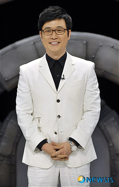 【서울=뉴시스】&nbsp; 8일 오후 상암동 DMS 스튜디오에서 열린 tvN 화성인 바이러스 녹화현장에서 MC를 맡은 김성주가 밝은 모습으로 포즈를 취하고 있다. /김종현기자 kim-jh@newsis.com