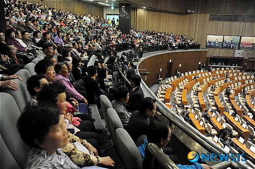 【서울=뉴시스】 9일 오후 국회에서 경제에 관한 대정부질문이 진행되고 있는 가운데 민주당 이윤석 의원의 지역구인 전남 무안.신안군 주민들이 본회의장을 찾아 방청석을 가득메우고 있다. /이광호기자 skitsch@newsis.com