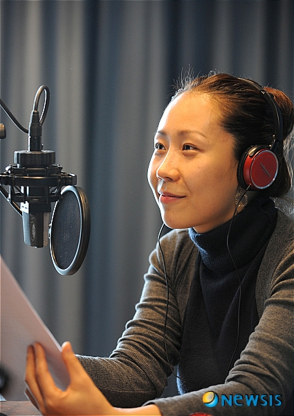 【서울=뉴시스】&nbsp; 남편 안재환(1972년생)과 선배 최진실(1968년생)의 죽음 등으로 한 동안 방송을 떠났던 개그우먼 정선희(37)가 7개월 만에 마이크 앞에 앉았다. 13일 낮 12시20분 SBS 러브FM(103.5㎒) ‘정선희의 러브FM’을 통해 연예계 복귀를 알렸다.&nbsp; 정선희는 이날 “아픔과 상처도 많은 만큼 시작의 무게가 다른 것 같다. 오랜만에 마이크 앞에 앉으니 진짜 많이 떨린다”면서 “첫 인사를 하기까지 굉장히 망설였었고 걱정도 했는데 인사가 끝나고 나니 긴장이 풀어져 눈물이 난다”며 울먹였다.&nbsp;&nbsp; 긴장과 감회가 뒤섞인 목소리로 프로그램 1,2부를 진행한 정선희는 “복귀하기 전 지금이 용기를 낼 때인가, 그만둘 때인가 많은 고민과 생각이 있었다. 그래도 힘을 내라는 이들에게 힘내는 모습을 보여야 그들도 힘이 나지 않을까 생각했다”며 “이제는 뒷걸음치지 않고 한 발 한 발 앞으로 나가겠다”고 밝혔다.&nbsp; 정선희는 “정말 그리웠다. 가파른 언덕길을 올라와 또 다른 모퉁이를 만난 지금 무척 조심스럽다. 그래도 이 모퉁이만 돌면 좋은 일이 생길 것 같은 생각이 든다”면서 “앞으로 풀어나가야 할 숙제가 많다는 것도 안다. 그래도 혼자 방에 숨어있을 때보다 나오기 잘했다는 생각이 든다”고 털어놓기도 했다.&nbsp; 이날 방송에는 가수 이승철(43)과 알렉스(30)가 게스트로 출연, 정선희에게 힘을 보탰다. MC 강호동(39)는 전화로 정선희를 격려했다./이민정기자 benoit0511@newsis.com