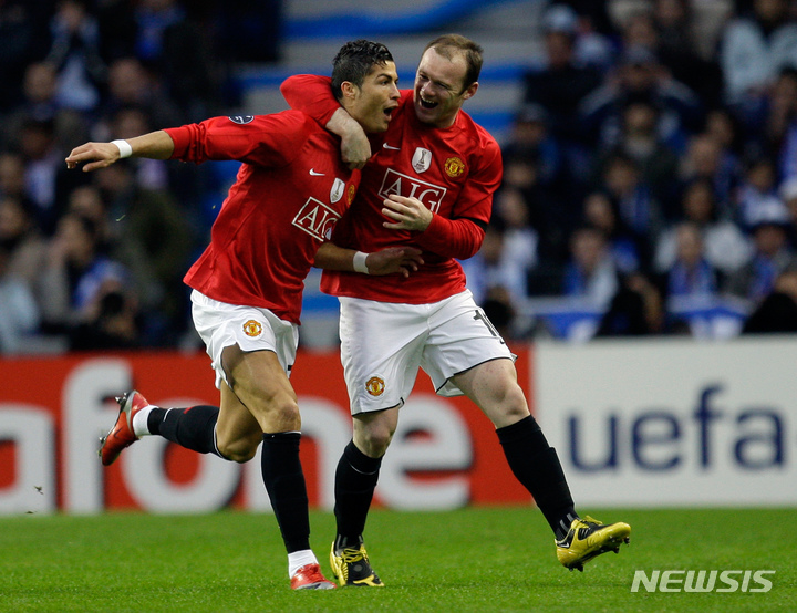 [포르투=AP/뉴시스]맨유 시절 호날두와 루니. 2009.04.15.