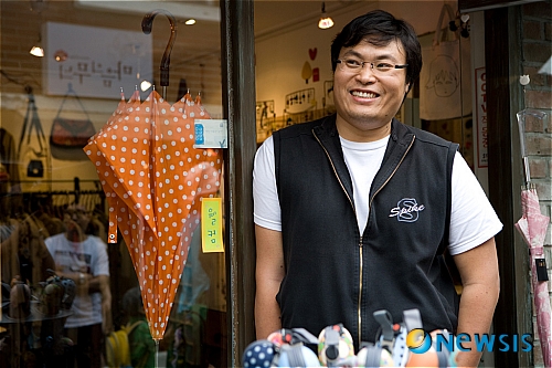 【서울=뉴시스】&nbsp; 만화가 강풀(35)의 미스터리 장편 ‘이웃 사람’이 출간됐다. 2008년 6월부터 11월까지 미디어 다음 ‘만화 속 세상’에 연재한 만화다.&nbsp; 사이코패스 연쇄살인범은 이웃사람이었다. 이상한 낌새를 눈치채고도 경찰에 신고하지 않았던 방관자들 역시 이웃사람이었다. 이웃과의 소통이 단절된 시대를 살고 있는 현대인의 어둡고 음습한 모습이 단적으로 묘사된다.&nbsp; 조용한 여고생 한 명이 이웃사람에 의해 살해됐다. 만화는 열흘 전으로 돌아가 시간을 되짚어가며 진실을 설명한다. 범인은 초반에 밝혀진다. 이후부터는 딸을 잃은 계모의 회한, 범인을 의심하면서도 아무 것도 하지 않은 피자집 점원, 가방가게 주인, 경비 아저씨의 안타까움이 한꺼번에 밀려온다.&nbsp; 이웃사람들이 각자의 사정으로 주춤하는 사이 연쇄살인은 계속된다. 그 때 만일 우리가 한 발자국씩만 더 나아갔더라면…. 후회는 강풀이 전하는 또 다른 메시지다. 1권 304쪽·2권 308쪽·3권 300쪽, 각권 1만2000원, 문학세계사/윤근영기자 iamygy@newsis.com