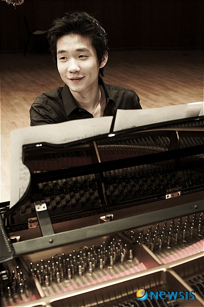 【서울=뉴시스】 피아니스트 임동혁(25)이 ‘피아노의 여제’ 마르타 아르헤리치(68)와 한 무대에 오른다. 5월24일 오후 8시 예술의전당 콘서트홀 ‘한·일 문화교류 스페셜 콘서트’에서 여성 지휘자 성시연(33)과 호흡을 맞춘다. 일본 ‘벳푸 아르헤리치 페스티벌’의 프로그램 일부를 서울에서 선보인다. 아르헤리치는 1996년부터 이 페스티벌의 총감독으로 각국의 음악가들과 협연해오고 있다. 아르헤리치는 아르헨티나 출신이다. 다섯살 때 피아노를 배우면서 신동으로 통했다. 1955년 유럽으로 이주한 후 런던, 비엔나, 스위스 등지에서 공부했다. 제네바 콩쿠르와 볼자노 콩쿠르(1957), 바르샤바 쇼팽 콩쿠르(1965)에서 우승하면서 세계적인 피아니스트로 발돋움했다. 다양한 레퍼토리를 섭렵하고 첼리스트 미샤 마이스키(62), 바이올리니스트 기돈 크레머(62)와 함께 녹음과 연주 활동을 펼치고 있다. 임동혁을 꾸준히 후원해온 연주자이기도 하다. 2001년 임동혁의 연주를 접한 후 ‘라 로크 당테롱 페스티벌’, ‘베르비에 페스티벌’ 등 국제 음악축전으로 임동혁을 초청했다. 음반사 EMI 클래식의 젊은 피아니스트 시리즈에 임동혁을 추천, 데뷔 음반을 내는데 일조했다. 임동혁은 이 앨범으로 2002년 클래식 음반상인 ‘황금 디아파종’을 받았다. 성시연은 2006 게오르그 솔티 국제지휘콩쿠르와 이듬해 말러 국제지휘콩쿠르에서 1위 없는 2위를 차지하면서 국제 무대에서 얼굴을 알렸다. 2007~2008 시즌 보스턴 심포니의 부지휘자로 초빙됐다. 1885년 창단된 보스턴 심포니 사상 첫 여성 지휘자다. 이번 예술의전당 공연에서 아르헤리치는 트럼펫 연주자 세르게이 나카리아코프(32)와 슈만의 환상소곡집, 쇼스타코비치 피아노 협주곡 1번, 임동혁은 라벨의 피아노 협주곡 G장조를 연주한다. 통영국제음악제의 상주 악단 앙상블 TIMF가 협연한다./강경지기자 bright@newsis.com