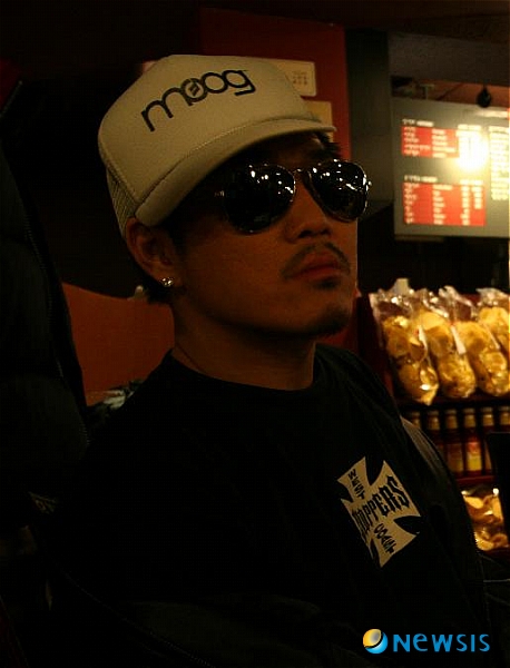 【서울=뉴시스】&nbsp; 듀오 ‘듀스’ 출신 이현도(37)가 힙합 듀오 ‘마이티 마우스’의 미니 음반 프로듀서로 가요계에 컴백한다.&nbsp; 그 동안 국내외 가수들의 음반 작사·작곡에 참여했지만 앨범 전체의 프로듀서로 나선 것은 2001년 그룹 ‘디베이스’의 1집 이후 8년만이다.&nbsp; 미국에서 프로듀서 겸 작곡가로 활동 중인 이현도는 지난해 할리우드 애니메이션 ‘쿵푸 팬더’의 OST 프로듀서로 참여했다. 또 뉴욕 출신의 신예 래퍼 스포트의 음반에 작곡자로 가세했고, 힙합 DJ 매드링스와 랩 그룹 ‘우탱클랜’과 음악작업을 논의 중이다.&nbsp; ‘마이티마우스’는 과거 주석(31)과 함께 이현도의 힙합 컴필레이션 음반 ‘더 뉴 클래식’ 프로모션 투어에 참가하면서 이현도와 인연을 맺었다.&nbsp; 이현도는 지난해 초 ‘마이티마우스’에게 윤은혜(25)가 피처링해 화제를 모은 ‘사랑해’를 선물하기도 했다. 당시 ‘사랑해’는 발표와 동시에 각종 음악차트 1위에 올랐고, 작년 서울가요대상 신인상으로 이어졌다.&nbsp; 5~6곡 정도가 수록되는 이번 음반은 6월 초 발매된다./유상우기자 swryu@newsis.com 