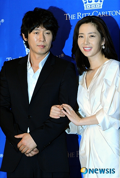 【서울=뉴시스】 배우 송윤아와 설경구가 9일 오후 서울 논현동 리츠칼튼호텔에서 결혼 기자회견을 마치고 포즈를 취하고 있다. 송윤아와 설경구는 오는 28일 결혼한다. /조수정기자 chocrystal@newsis.com