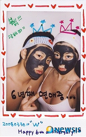 【서울=뉴시스】&nbsp; 가수 세븐(25)과 탤런트 박한별(25)의 열애설이 다시 수면 위로 올라왔다.&nbsp; ‘6년째 연애중’이라고 적힌 이들의 즉석촬영 사진이 유출됐다.&nbsp; 2008년 3월30일, ‘해피 6th 애니버서리’(6주년 기념)이라고 쓴 사진이다. 세븐과 박한별이 얼굴에 팩을 한 채 다정히 어깨동무를 하고 있다. 옷차림은 가볍다.&nbsp; 안양예고 동창생인 세븐과 박한별은 데뷔 초부터 사귄다는 소문이 나돌았다. 파파라치 사진까지 등장했지만, “그냥 친구 사이일 뿐”이란 것이 이들의 일관된 주장이었다./윤근영기자 iamygy@newsis.com