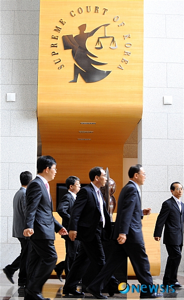 【서울=뉴시스】&nbsp; 신영철 대법관의 '촛불 재판' 개입논란에 대해 이용훈 대법원장이 엄중 경고 조치를 내린 가운데 14일 오후 서울 서초동 대법원에서 법관과 직원들이 점심 식사를 위해 출입구를 드나들고 있다. /조수정기자 chocrystal@newsis.com