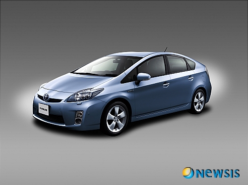 【서울=뉴시스】 도요타자동차는18일부터 일본의 전국 도요타 판매점을 통해 3세대 프리우스를 판매한다고 밝혔다. 프리우스는 1997년 세계 최초의 양산 하이브리드 자동차로서 일본 판매를 시작으로 북미를 중심으로 세계 40개국 이상의 나라에서 판매되는 모델로 지난 3월말 기준, 누계 판매 대수 125만대를 기록했다.(사진=도요타자동차 제공)/서유정기자 teenie@newsis.com<관련기사 있음>
