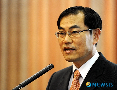 【서울=뉴시스】&nbsp; 19일 오전 서울 도렴동 외교통상부 리셉션실에서 열린 외교통상부와 현대기아자동차의 재외공관 업무용 차량 구입 및 관리에 관한 양해각서 체결식에서 양승석 현대자동차 사장이 인사말을 하고 있다. /조수정기자 chocrystal@newsis.com 