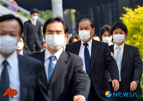 [고베=AP/뉴시스] 일본 중부 고베 시내에서 직장인들이 출근길을 서두르고 있다. 자료사진. 2025.12.08 