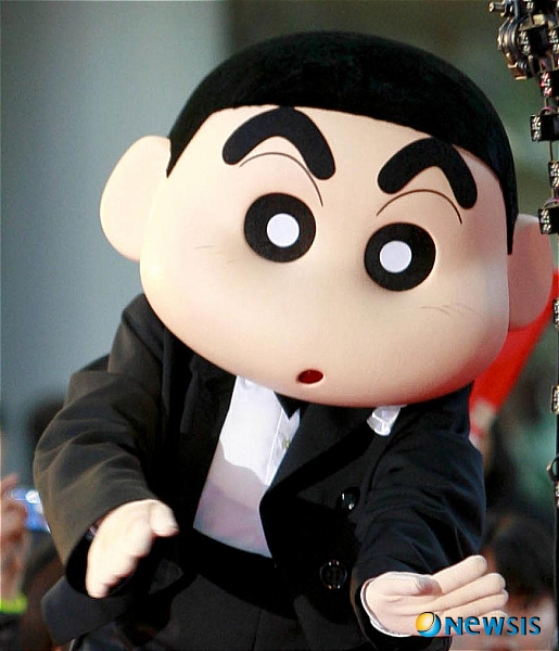 【서울=뉴시스】&nbsp; 성인남녀 10명 중 9명이 홀로 만화영화를 보고 있는 것으로 나타났다.&nbsp; 온미디어 매체기획팀이 4월28일부터 5월11일까지 온무비스타일 웹사이트를 통해 20세 이상 2710명(남 843, 여 1867)을 대상으로 ‘애니메이션 채널 시청행태’를 조사한 결과다. 86.3%가 ‘혼자서도 애니메이션을 시청한다’고 답했다.&nbsp; ‘시청 빈도’는 29%가 ‘일주일에 1~2회 이상’이었다. ‘매일 시청’(26.2%), ‘일주일에 3~4회 이상’(23.7%)이 뒤를 이어 성인의 80% 가까이가 애니메이션 채널을 즐겨 봤다. 특히 여성은 28.3%가 매일 시청했다.&nbsp; ‘가장 많이 시청하는 형태’는 2명 중 1명이 ‘혼자 시청한다’(49.7%)고 밝혔다. 이 가운데 자녀과 함께 시청한다는 기혼자는 남자 66.7%, 여자 61.5%로 나타났다. 또 기혼여성의 19.1%, 기혼남성의 18.3%는 ‘혼자 시청’하는 경우가 많았다.&nbsp; 주 시청시간대는 ‘오후 4~8시’(25.1%), ‘오후 8~10시’(24.5%)였다. 이 중 20대 남성 시청자들은 ‘오후 10~12시’(27.8%)로 집중됐다.&nbsp; 가장 좋아하는 애니메이션 장르는 ‘코믹·명랑’(64.5%)이 압도적인 지지를 받았다. 주로 시청하는 채널은 투니버스(71.6%), 챔프(14.9%), JEI 재능방송(7.2%), 디즈니(2.5%), 카툰네트워크(2.3%), 닉(1.6%) 순이었다.&nbsp; ‘가장 좋아하는 애니메이션 톱5’는 ‘짱구는 못말려’(16.4%), ‘명탐정 코난’(14.4%), ‘아따맘마’(10.4%), ‘아기공룡 둘리’(9.0%), ‘심슨네 가족’(8.3%)으로 집계됐다./유상우기자 swryu@newsis.com 