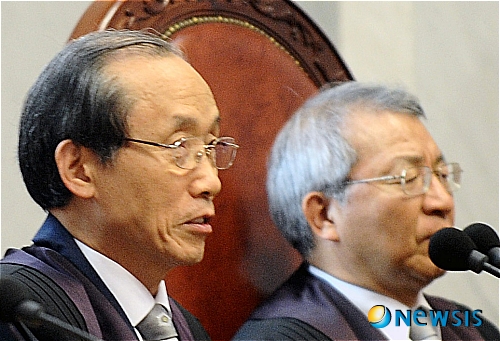 【서울=뉴시스】&nbsp; 대법원 전원합의체는 21일 오후 서울 서초동 대법원 대법정에서 '존엄사(尊嚴死)' 인정 여부를 가름짓는 '무의미한 연명치료 장치 제거 등 청구소송' 상고심 선고공판을 열고 있다. /홍찬선기자 mania@newsis.com 