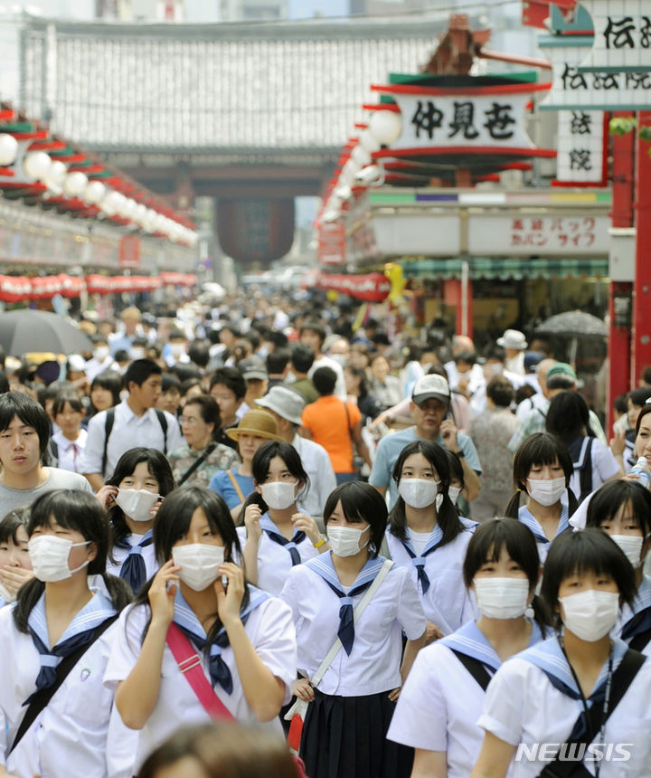 [도쿄=AP/뉴시스] 사진은 도쿄 센소지 사원 일대를 여행하는 일본 학생들의 모습. 자료사진. 2026.01.29.