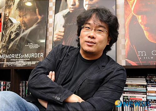 【서울=뉴시스】&nbsp; 영화 '마더'로 칸 영화제 비경쟁부문에서 큰 호평을 받고 돌아온 봉준호 감독이 26일 언론사들과 연 라운드 인터뷰에서 포즈를 취하고 있다. /김선아기자 avatar73@newsis.com&nbsp; 