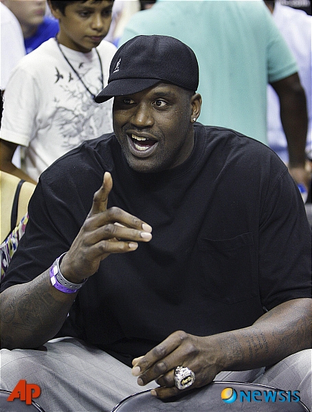 Phoenix Suns center Shaquille O'Neal points to members of the Cleveland Cavaliers before Game 4 of the NBA Eastern Conference basketball finals between the Cavaliers and the Orlando Magicon Tuesday, May 26, 2009, in Orlando, Fla. (AP Photo/John Raoux)