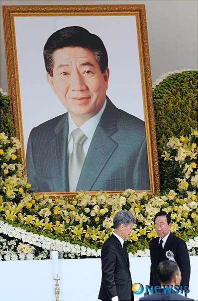 【서울=뉴시스】 김영삼 전 대통령이 29일 오전 서울 경복궁에서 열린 故 노무현 전 대통령 국민장 영결식에 참석해 헌화를 마친 후 돌아서고 있다. /남강호기자 kangho@newsis.com