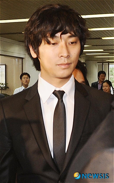 【서울=뉴시스】&nbsp; 엑스터시 등 마약을 투약한 혐의로 입건된 영화배우 주지훈이 공판을 받기 위해 9일 오후 서울 서초구 중앙지법에 들어서고 있다. /홍찬선기자 mania@newsis.com 