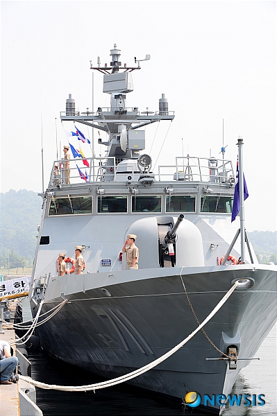 【평택=뉴시스】 15일 오전 경기도 평택 해군 제2함대사령부 인근 해상에서 제1연평해전 승전 기념 해상 기동훈련에 앞서 '윤영하함'이 위용을 뽐내고 있다. 윤영하함은 제2연평해전에서 산화한 故 윤영하 소령의 이름을 딴 최첨단 기능의 유도탄을 탑재한 고속함이다. /남강호기자 kangho@newsis.com