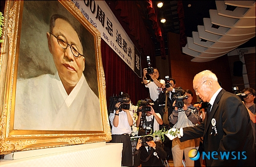 【서울=뉴시스】&nbsp; 26일 오전 서울 용산구 백범기념관에서 열린 백범 김구 선생 60주기 추모식에서 김신 백범김구기념사업회 회장이 헌화를 하고 있다. /허경기자 neohk@newsis.com 