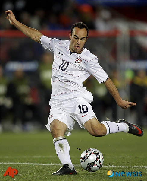 【요하네스버그=AP/뉴시스】미국 축구대표팀의 랜던 도노번 선수가 지난해 6월28일 남아프리카공화국 요하네스버그 엘리스파크 스타디움에서 열린 컨페더레이션스컵 결승전에서 브라질과 만나 두 번째 골을 넣고 있다. 이날 경기는 3대2로 브라질이 승리했다. 