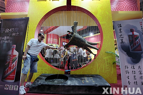 [베이징=신화/뉴시스] 중국 베이징에서 열린 국제주류 엑스포를 찾은 입장객이 '국주' 마오타이주 선전부스에서 포즈를 취하고 있다. 자료사진. 2026.04.17 