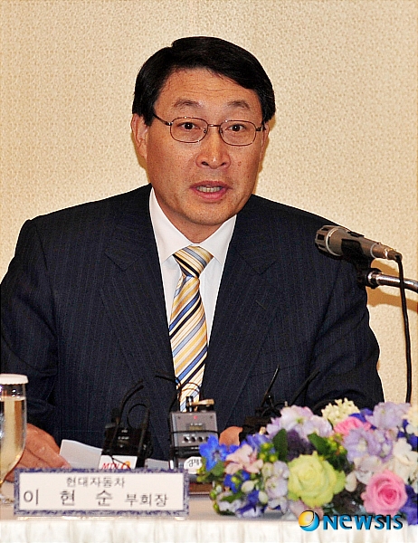 【서울=뉴시스】 16일 오전 서울 JW메리어트호텔에서 열린 자동차용 반도체 협력 양해각서 조인식에서 이현순 현대자동차 부회장이 인사말을 하고 있다. /박세연기자 psy5179@newsis.com