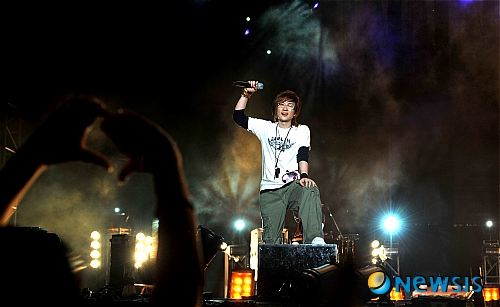 【서울=뉴시스】이재훈 기자 = 가수 서태지(37)의 서태지밴드가 ‘ETP FEST 2009’에 참가한다. 15일 서울 잠실종합운동장에서 열리는 ‘ETPFEST2009’는 올해로 5회째다. 2001년 서태지가 한국 록 문화의 발전을 꿈꾸며 기획한 도심형 록 페스티벌이다. ‘ETPFEST2009’에는 세계적인 메틀 밴드 ‘림프 비즈킷’과 영국의 3인조 밴드 ‘킨’, 미국의 1인 프로젝트 밴드 ‘나인 인치 네일스’도 함께 한다. 서태지컴퍼니 관계자는 “서태지밴드가 라인업에 추가됨에 따라 헤드라이너가 누가 될지 관심이 집중되고 있다”고 알렸다. 한편, 7월25일 전국투어를 마친 서태지는 ‘ETPFEST2009’ 준비에 올인했다./realpaper7@newsis.com