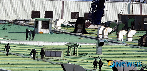 【평택=뉴시스】강종민 기자 = 쌍용자동차 공권력 투입 이틀째인 5일 경찰특공대원들이 조립 3.4공장에 진입해 한 노조원을 연행(왼쪽)하고 있다. ppkjm@newsis.com