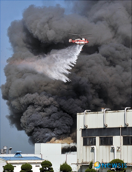 【평택=뉴시스】이동훈 기자 = 쌍용자동차 파산신청 예정일인 5일 오전 경찰병력이 공장내로 진입한 가운데 곳곳에서 검은 연기가 피어오르는 등 긴박한 상황이 계속되고 있다. photoguy@newsis.com