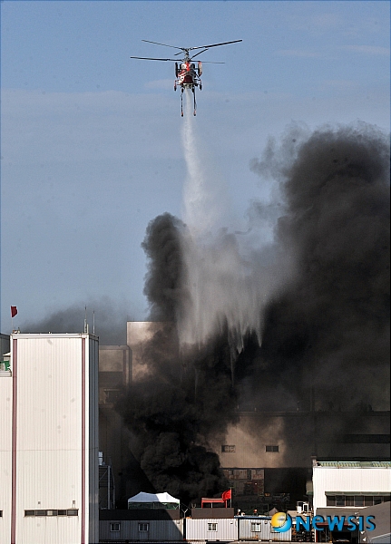 【평택=뉴시스】이동훈 기자 = 쌍용자동차 파산신청 예정일인 5일 오전 경찰병력이 공장내로 진입한 가운데 곳곳에서 검은 연기가 피어오르는 등 긴박한 상황이 계속되고 있다. photoguy@newsis.com