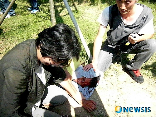 【평택=뉴시스】이승호기자 = 5일 쌍용자동차 경기 평택공장 앞에서 한 시민이 쌍용차 직원들에게 집단 폭행을 당해 쓰러져 있다. 이날 오전 9시께 거리를 청소하겠다며 쏟아져 나온 쌍용차 직원 2000여명은 시민단체 회원들과 격렬하게 충돌했다. 일부 흥분한 직원은 시민과 장애인, 취재진까지 폭행했다. <관련기사 있음> jayoo2000@newsis.com