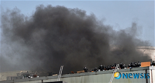 【평택=뉴시스】이동훈 기자 = 쌍용자동차 파산신청 예정일인 5일 오전 경찰병력이 공장내로 진입한 가운데 경찰과 노조원들이 대치하고 있다. photoguy@newsis.com