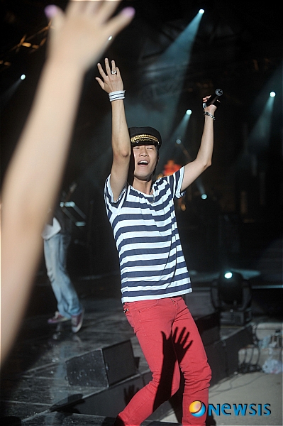 【서울=뉴시스】노용헌 기자 = 6일 오후 서울 한양대학교 노천극장에서 열린 '2009 MBC FM4U 여름음악 페스티벌-난리법석 빨강'에 크라잉넛이 멋진 공연을 선보이고 있다.&nbsp; yhro95@newsis.com