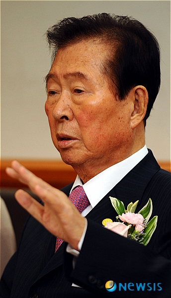 【서울=뉴시스】조수정 기자 = 김대중 전 대통령이 지난 5월 21일 오후 서울 이문동 한국외국어대학교 법학관에서 열린 동아시아 공동의 역사인식 그리고 평화와 민주주의 번영을 위한 국제학술회의' 개회식에서 '빌리브란트와 나. 동방정책과 햇볕정책'을 주제로 기조강연을 하고 있다. chocrystal@newsis.com 