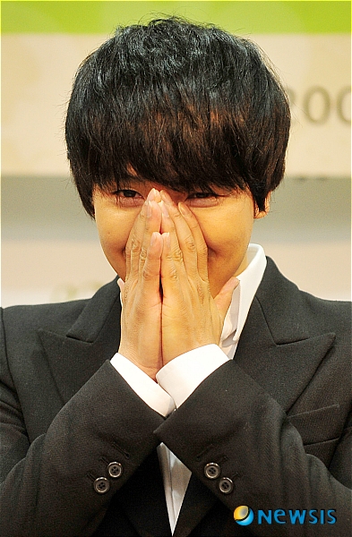 【서울=뉴시스】박세연 기자 = 13일 오전 서울 용산구 청파동 굿네이버스 국제본부에서 열린 '박용하 홍보대사 위촉식'에서 배우 박용하가 직원들의 감사 노래를 들으며 쑥스러운 표정을 짓고 있다.&nbsp; psy5179@newsis.com