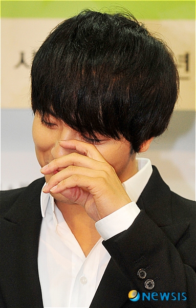 【서울=뉴시스】박세연 기자 = 13일 오전 서울 용산구 청파동 굿네이버스 국제본부에서 열린 '박용하 홍보대사 위촉식'에서 배우 박용하가 직원들의 감사 노래를 들으며 쑥스러운 표정을 짓고 있다.&nbsp; psy5179@newsis.com